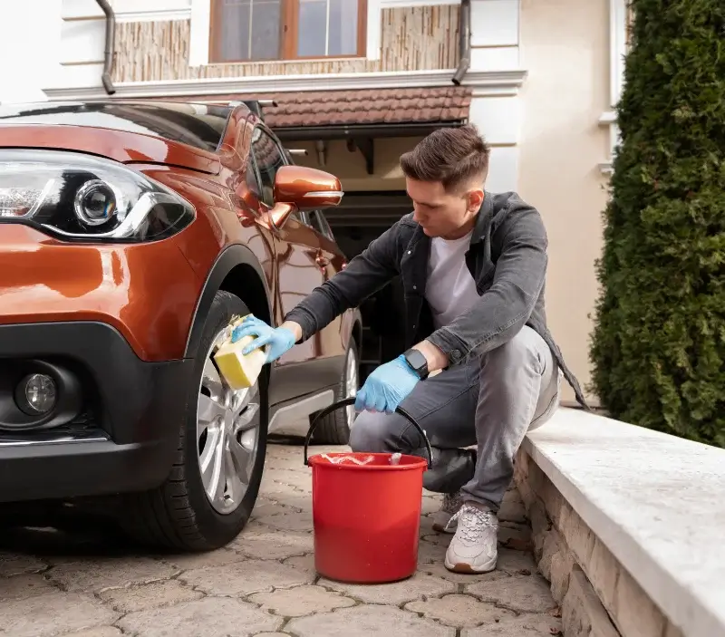 Lavage auto à domicile Montigny-sur-Loing : professionnel intervenant sur un véhicule